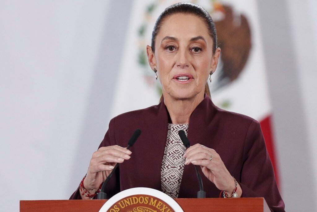 Sheinbaum descarta rehacer libros de texto; afirma que solo se enriquecerán