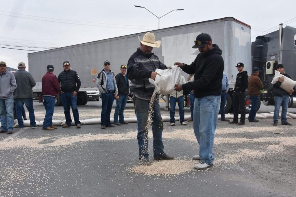 Campesinos protestan en Segalmex y derraman frijol para bloquear calles